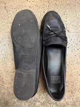 Load image into Gallery viewer, Mootsies Tootsies Black Loafers (Size 10)
