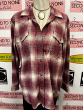 Cargar imagen en el visor de la galería, American Eagle Magenta Plaid Shirt (Size L)
