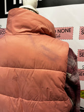Cargar imagen en el visor de la galería, *AS IS* Old Navy Coral Pink Puffer Vest (Size L)
