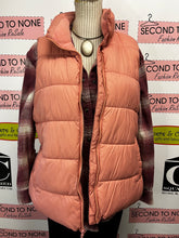 Cargar imagen en el visor de la galería, *AS IS* Old Navy Coral Pink Puffer Vest (Size L)
