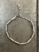 Charger l'image dans la galerie, Peach Pearl &amp; Rhinestone Vintage Choker Necklace

