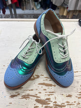 Load image into Gallery viewer, Holographic Blue &amp; Green Oxford Lace Up Shoes (Size 8/EU 39)
