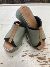 Load image into Gallery viewer, Sorel Kinetic Impact Slide Sandals (Size 6.5)
