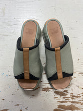 Load image into Gallery viewer, Sorel Kinetic Impact Slide Sandals (Size 6.5)
