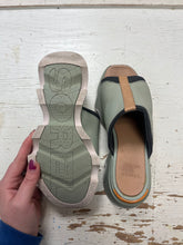 Load image into Gallery viewer, Sorel Kinetic Impact Slide Sandals (Size 6.5)
