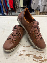 Charger l'image dans la galerie, Taxi Dayna Embossed Sneakers (Size 9/EU 40)
