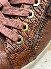 Charger l'image dans la galerie, Taxi Dayna Embossed Sneakers (Size 9/EU 40)
