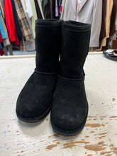 Cargar imagen en el visor de la galería, Emu Australia Black Suede &amp; Sheepskin Boots (Size 6)
