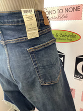 Load image into Gallery viewer, NWT Levi's Slim Cuffed Shorts (Size 42)
