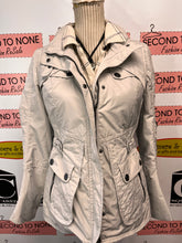 Cargar imagen en el visor de la galería, Creenstone Ivory Quilted All Season Jacket (Size S/M)
