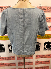 Charger l'image dans la galerie, Levi’s Denim Button Down Blouse (Size XL)
