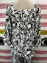 Load image into Gallery viewer, Black &amp; White Abstract Print Top
