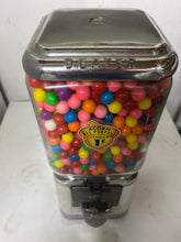 Charger l'image dans la galerie, Retro Glass Beaver Gumball Machine
