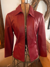 Cargar imagen en el visor de la galería, Danier Red Leather Zipper-Front Jacket (Medium)
