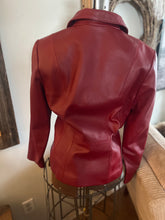 Cargar imagen en el visor de la galería, Danier Red Leather Zipper-Front Jacket (Medium)
