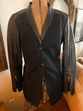 Cargar imagen en el visor de la galería, Danier Leather &amp; Wool Longer-Length Jacket (Size Small)
