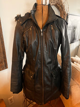 Charger l'image dans la galerie, Danier Leather Seasonal-Style Longer Jacket (Size Medium)
