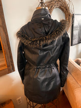 Charger l'image dans la galerie, Danier Leather Seasonal-Style Longer Jacket (Size Medium)
