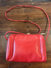 Cargar imagen en el visor de la galería, 1980s Liz Claiborne Cherry Leather Purse
