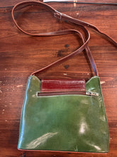 Cargar imagen en el visor de la galería, L’Artigiano Green &amp; Brown Leather Crossbody Purse
