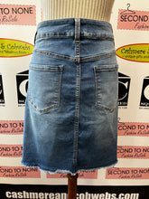 Charger l'image dans la galerie, Jordache Denim Skirt (Size 18W)
