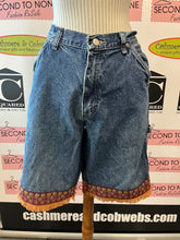 Cargar imagen en el visor de la galería, Upcycled Vintage Wrangler Shorts (Waist 32" = L)

