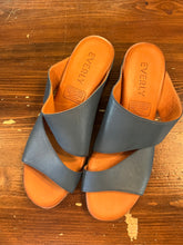 Cargar imagen en el visor de la galería, Everly Teal Leather Sandals (Size 8/EU 39)
