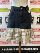 Cargar imagen en el visor de la galería, Upcycled Black Denim Skirt (Size M)
