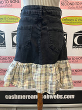 Cargar imagen en el visor de la galería, Upcycled Black Denim Skirt (Size M)
