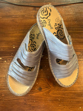 Cargar imagen en el visor de la galería, Propet Grey Leather Velcro Sandals (Size 8.5)
