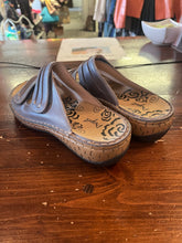 Cargar imagen en el visor de la galería, Propet Grey Leather Velcro Sandals (Size 8.5)
