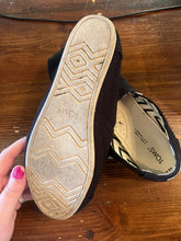 Cargar imagen en el visor de la galería, Tom’s Black Classic Canvas Shoes (Size 8.5)
