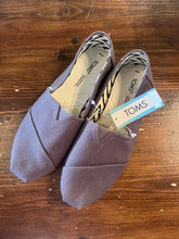 Cargar imagen en el visor de la galería, NWT Ash Brown Toms Classic Shoe (Size 8)
