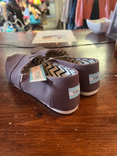 Cargar imagen en el visor de la galería, NWT Ash Brown Toms Classic Shoe (Size 8)
