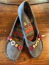 Cargar imagen en el visor de la galería, Brida Wooden Charm Accent Loafers (Size 7/EU 38)
