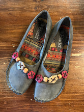 Cargar imagen en el visor de la galería, Brida Wooden Charm Accent Loafers (Size 7/EU 38)
