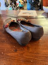 Cargar imagen en el visor de la galería, Brida Wooden Charm Accent Loafers (Size 7/EU 38)
