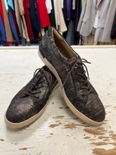 Charger l'image dans la galerie, Clarks Artisan Black &amp; Gold Lace Up Sneakers (Size 8.5)
