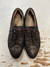 Charger l'image dans la galerie, Clarks Artisan Black &amp; Gold Lace Up Sneakers (Size 8.5)
