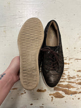 Charger l'image dans la galerie, Clarks Artisan Black &amp; Gold Lace Up Sneakers (Size 8.5)
