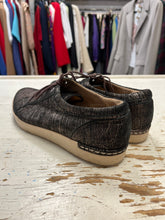 Charger l'image dans la galerie, Clarks Artisan Black &amp; Gold Lace Up Sneakers (Size 8.5)
