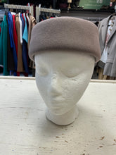 Charger l'image dans la galerie, Vintage Taupe 100% Wool Fascinator Hat (57cm Fit)
