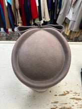Charger l'image dans la galerie, Vintage Taupe 100% Wool Fascinator Hat (57cm Fit)
