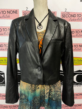 Cargar imagen en el visor de la galería, NWT Dynamite Cropped Faux Leather Jacket (Size XL)
