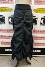 Cargar imagen en el visor de la galería, Faded Black Denim Ruched Skirt (Size M)
