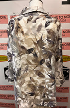 Cargar imagen en el visor de la galería, Simply Noelle Floral Print Netted Overshirt (Size S/M)
