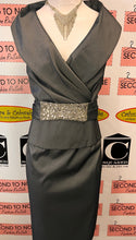 Cargar imagen en el visor de la galería, Dark Grey Beaded Waist Cocktail Dress (Size 10)
