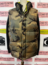 Cargar imagen en el visor de la galería, Old Navy Camo Vest (Size S)
