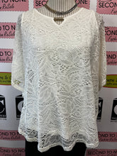 Cargar imagen en el visor de la galería, Amanda Collection White Lace Overlay Batwing Top (Size M)
