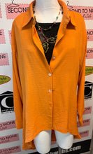 Cargar imagen en el visor de la galería, Dramatic Orange Hi-Low Button Front Blouse (Size L)
